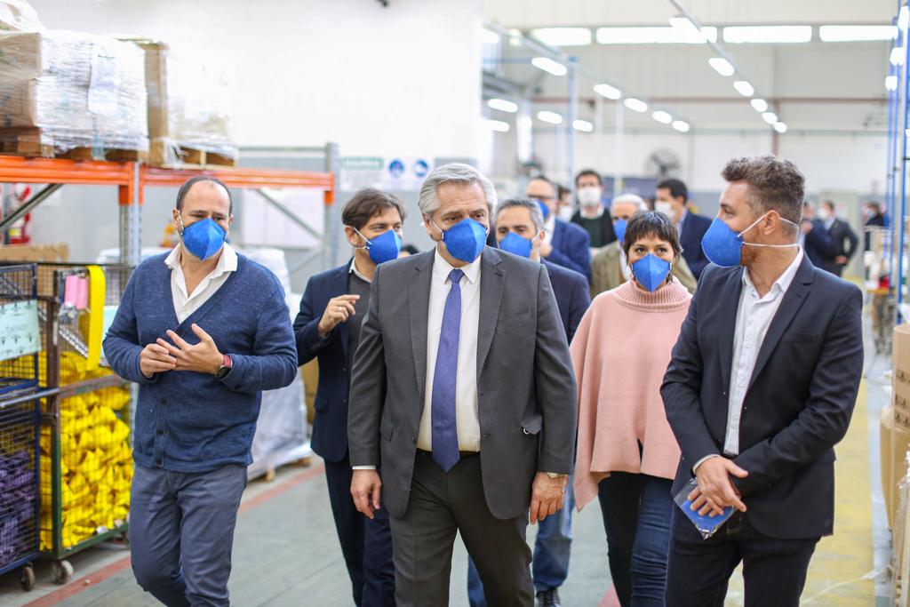 El Presidente visitó la única empresa que produce barbijos N95 para el personal de la salud. Foto: gentileza Casa Rosada.